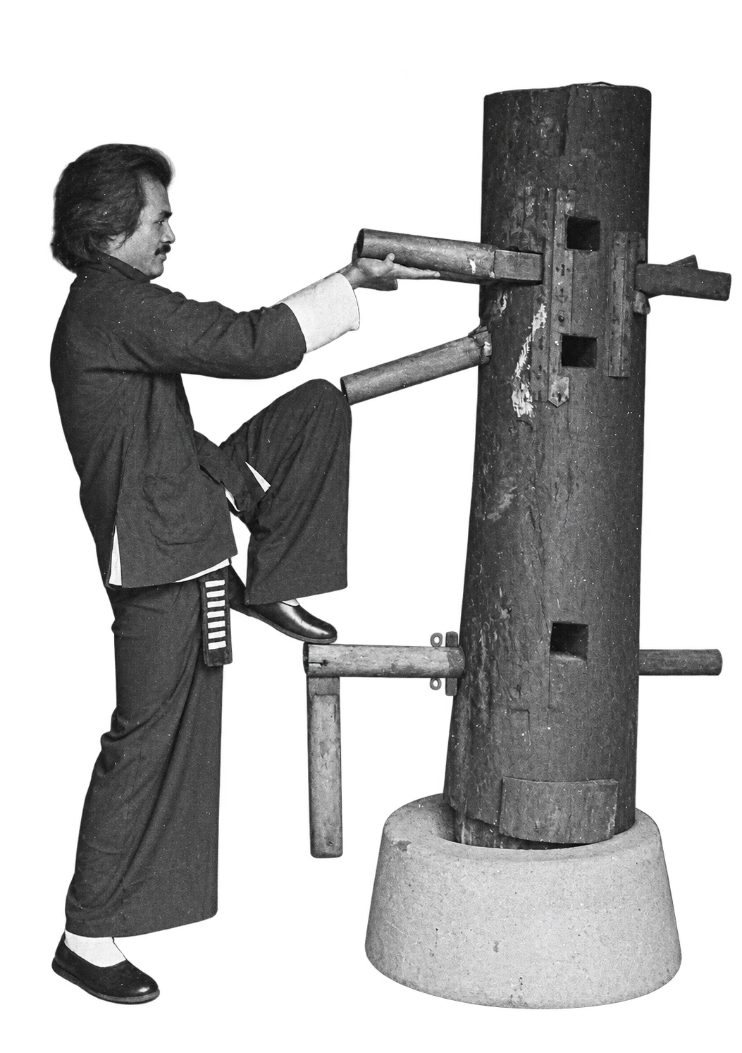 Photographie d’archives : pratique du kung fu au mannequin de bois